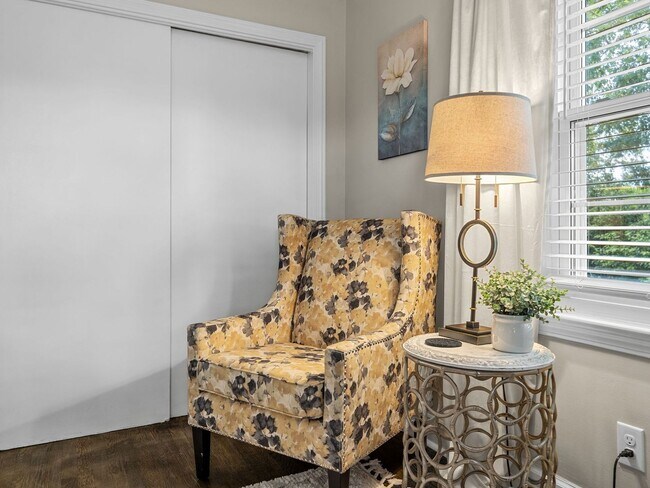 Building Photo - Immaculately Maintained, unfurnished 2 BR, 1 BA  Greer NO APPLICATION FEE if APPROVED