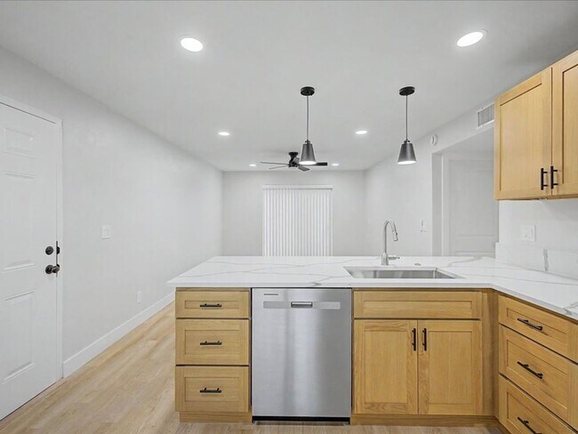 Building Photo - Beautiful & Spacious Home with Modern Upgrades & Community Amenities