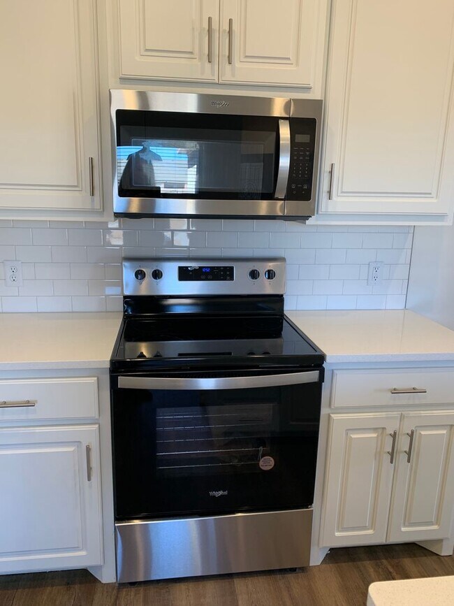 Building Photo - Beautiful brand new!! All the bells and whistles .