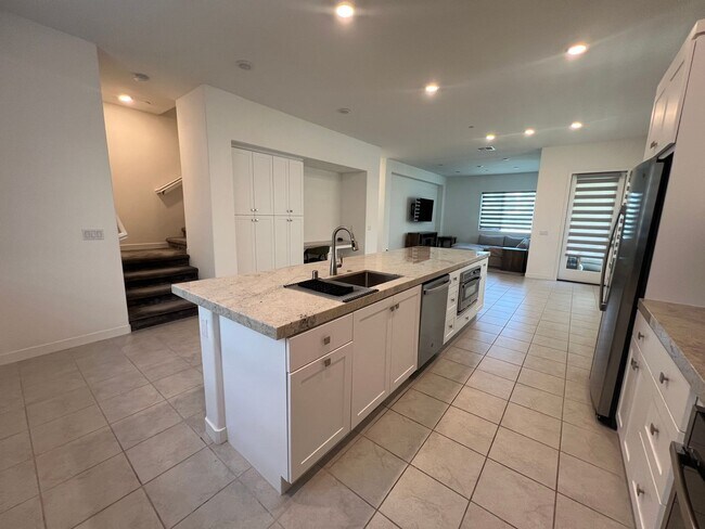 Building Photo - Beautiful furnished 4 bedroom Townhouse!