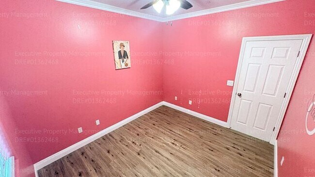 Building Photo - 3 bedroom 2 bathroom home located in a cul- de- sac in a Southwest Bakersfield neighborhood