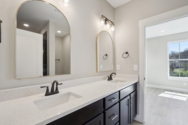 Building Photo - 341 Archwood Dr