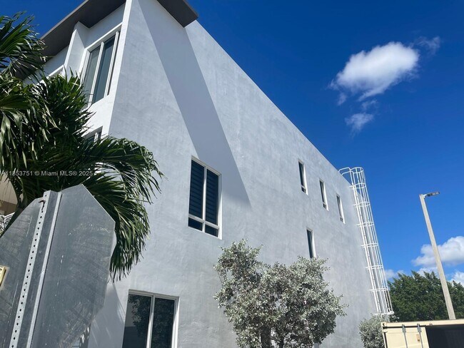 Building Photo - 6415 NW 102nd Path