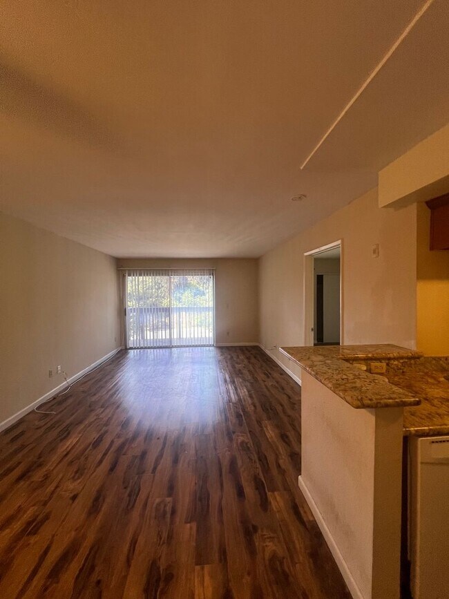 Building Photo - 2 Bedroom Condo in Mission Valley