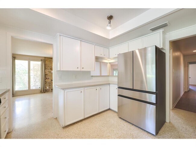 Building Photo - 6100 Mountainclimb Dr