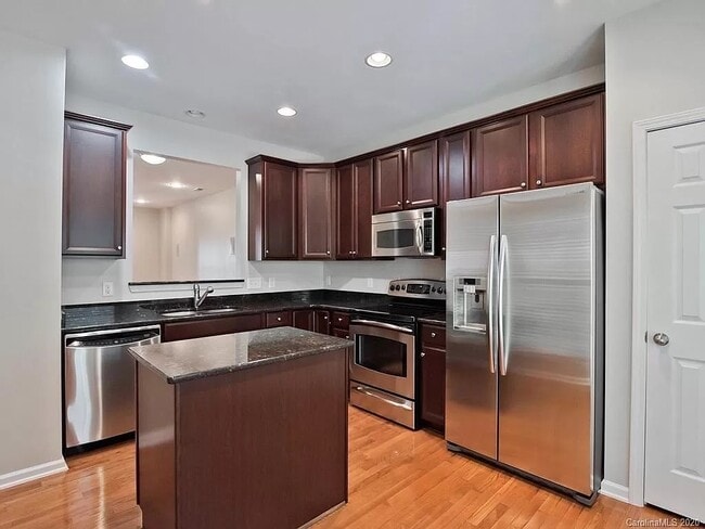 Building Photo - 660 Penn St