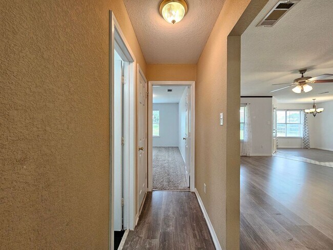 Building Photo - REDUCED RENT - AMAZING RENT SPECIAL & MOVE IN READY!