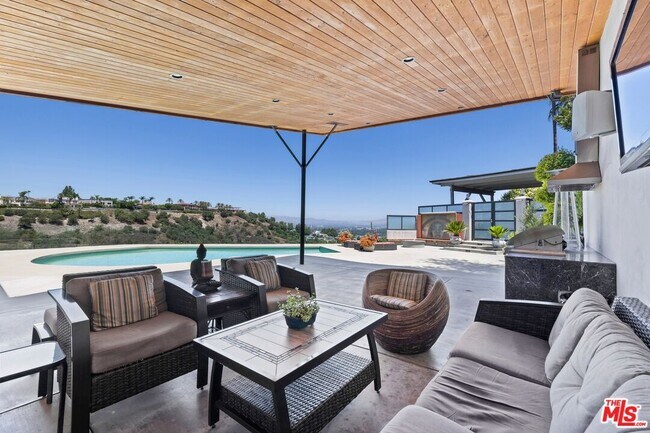 Building Photo - 3655 Glenridge Dr