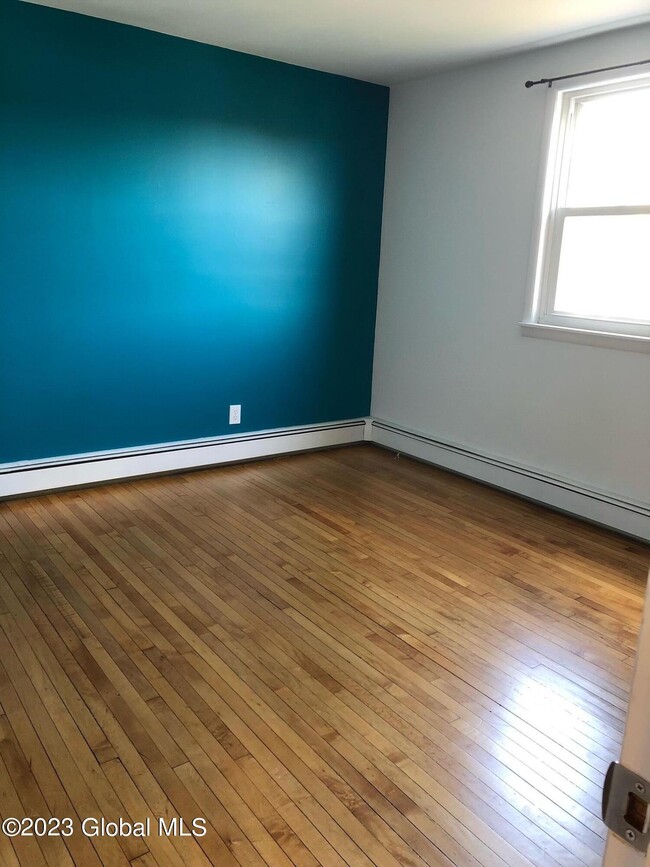 Building Photo - 121 Maple Ave