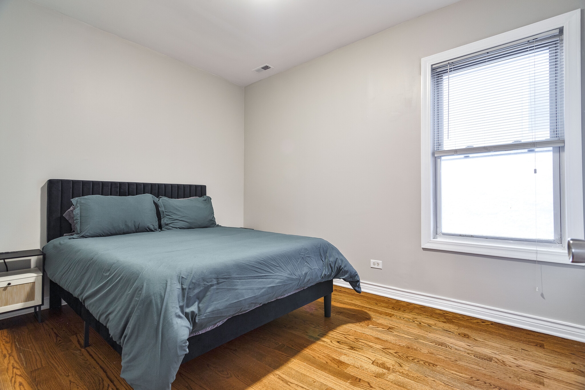 Building Photo - 3047 N Clybourn Ave