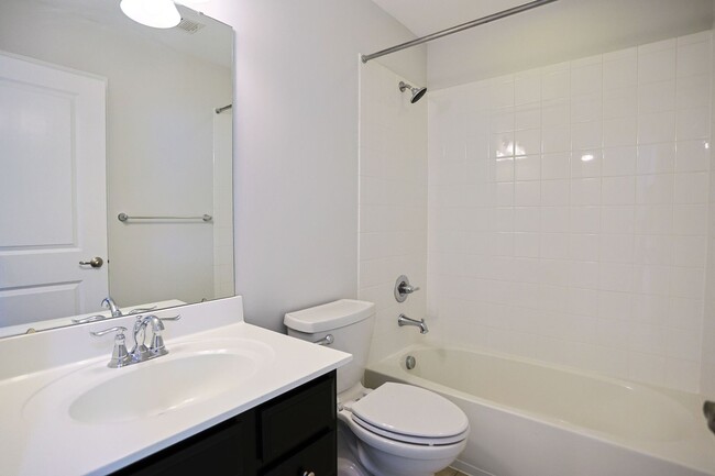 Building Photo - Move-in ready Townhome in Wenworth Green C...