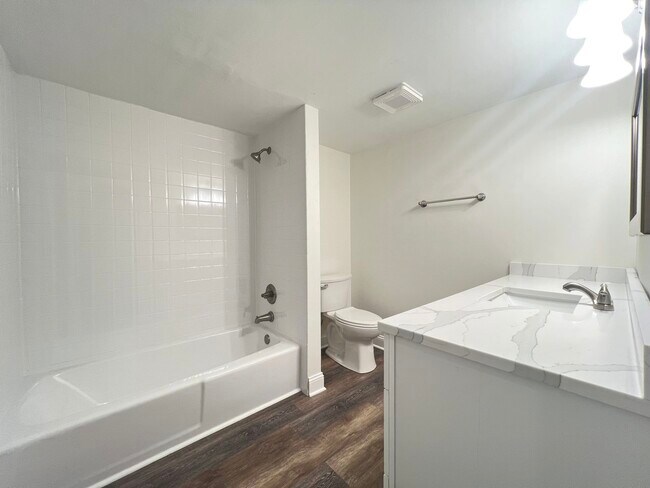 Building Photo - 228 E Bailey Rd