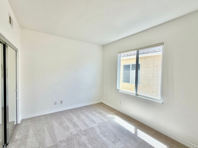 Building Photo - Elegant 5 Bedroom Home With Sweeping Staircase and Tons of Space!