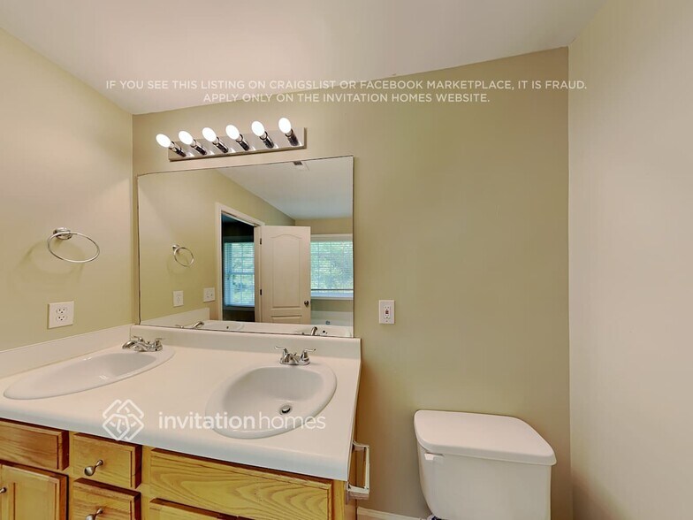 Building Photo - 4730 Camelot Dr