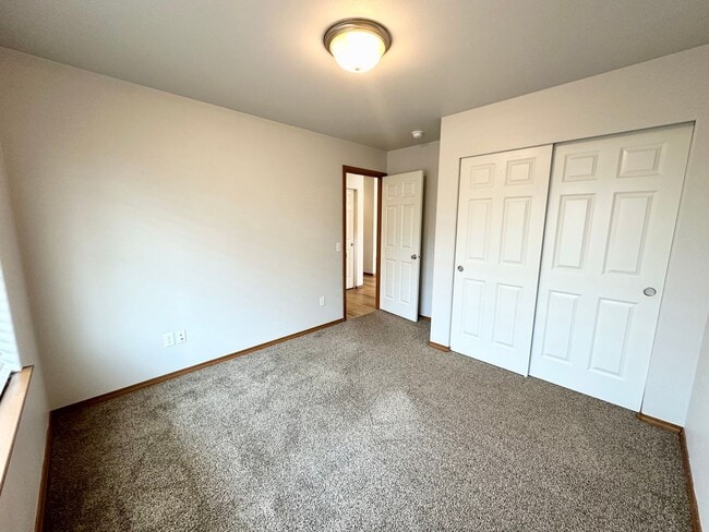 Building Photo - Spacious 4 Bedroom 2 Bathroom Home on Culd...