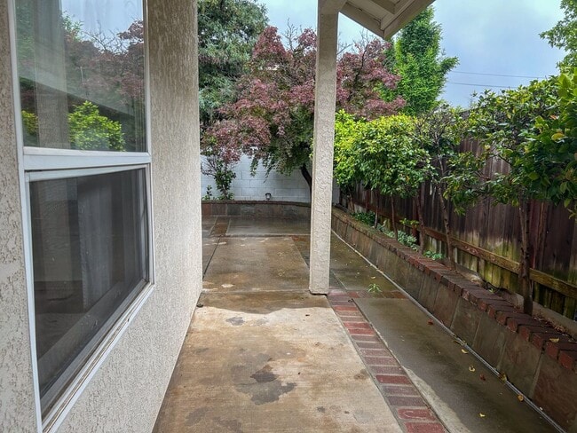 Building Photo - 3 Bedroom Home for Rent in Chico CA | Garage, Private Yard, Central HVAC