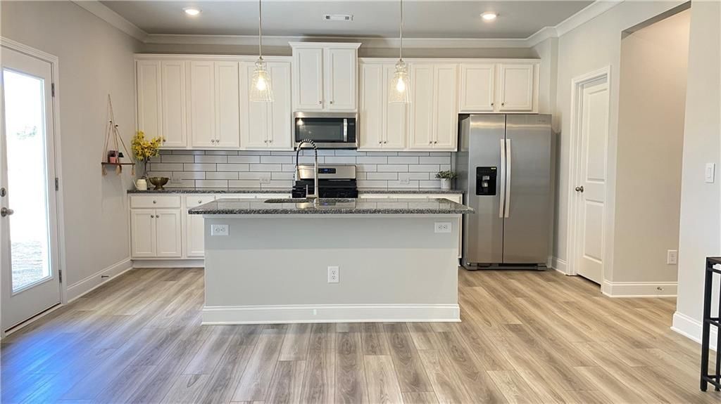 Building Photo - 4570 Silver Oak Dr SW