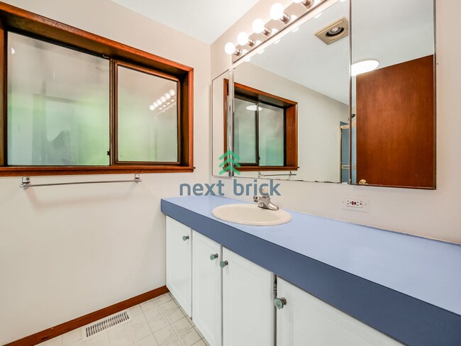 Building Photo - 4 Bed 2.5 Bath Single-Family House at the ...