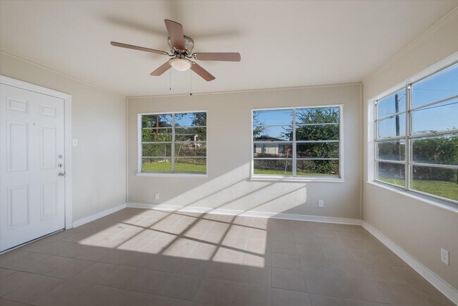 Building Photo - 351 Pool Dr