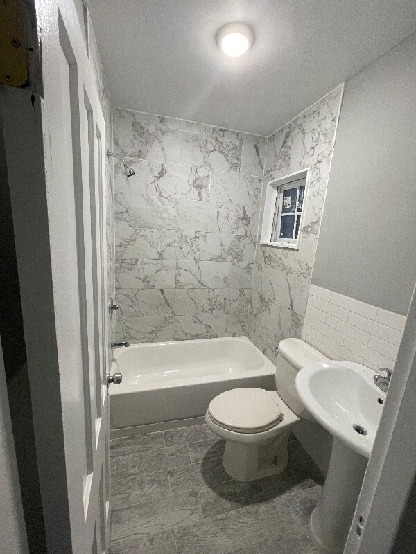 Building Photo - 595 William St