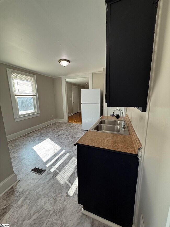 Building Photo - 801 Perry Rd