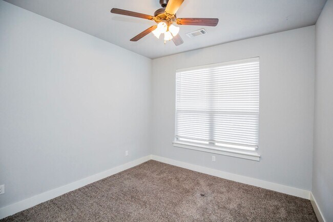 Building Photo - ***116 Alder Street***