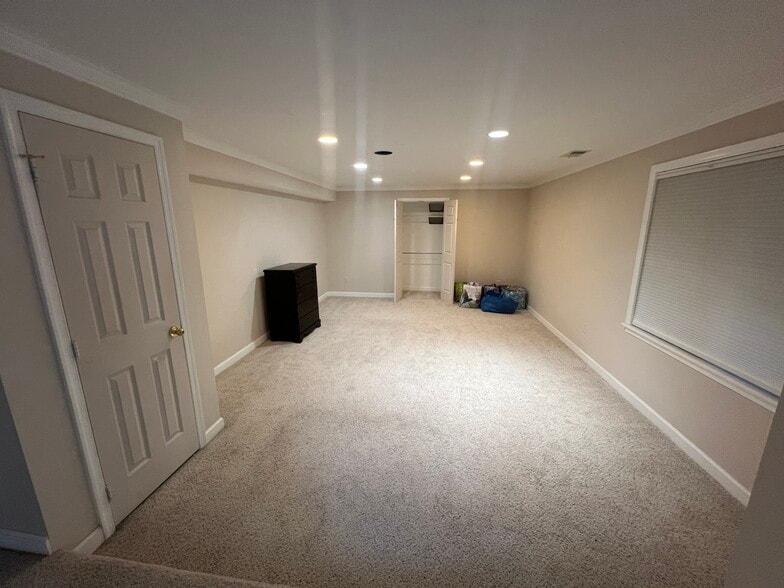 Building Photo - 8302 Silverthorn Rd