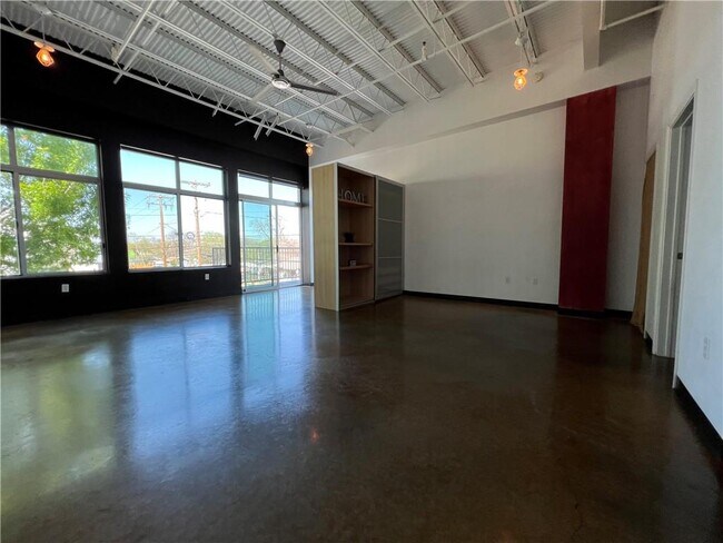 Building Photo - 2401 E 6th St