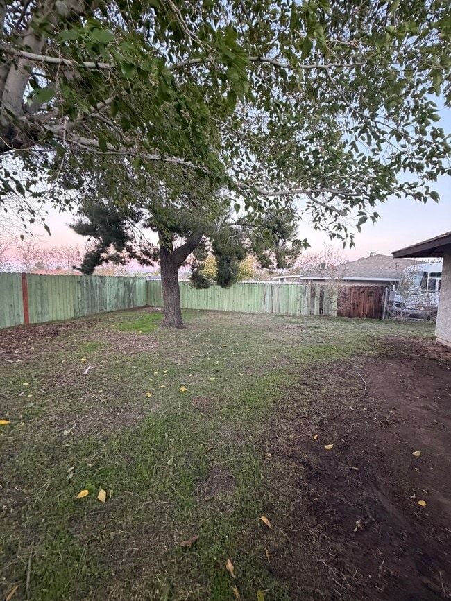 Building Photo - 14606 Riverside St