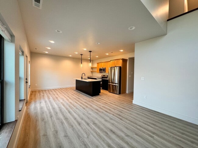 Building Photo - Modern 3-Bedroom Townhome in the Heart of ...