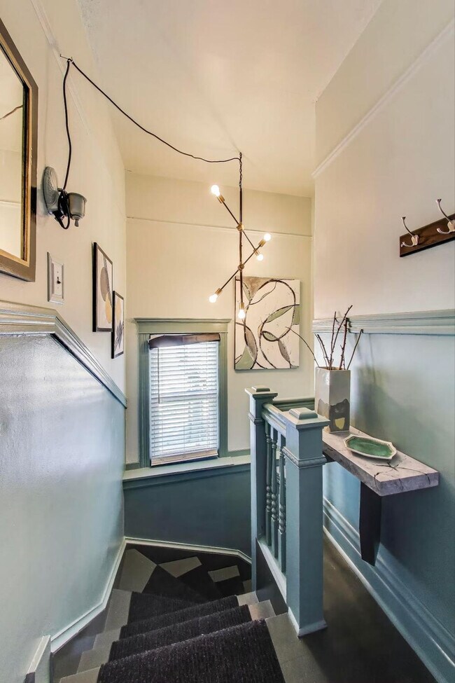 Building Photo - 1506 W Thome Ave