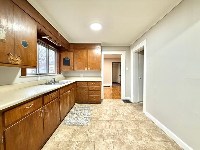 Building Photo - 4 Bedroom House