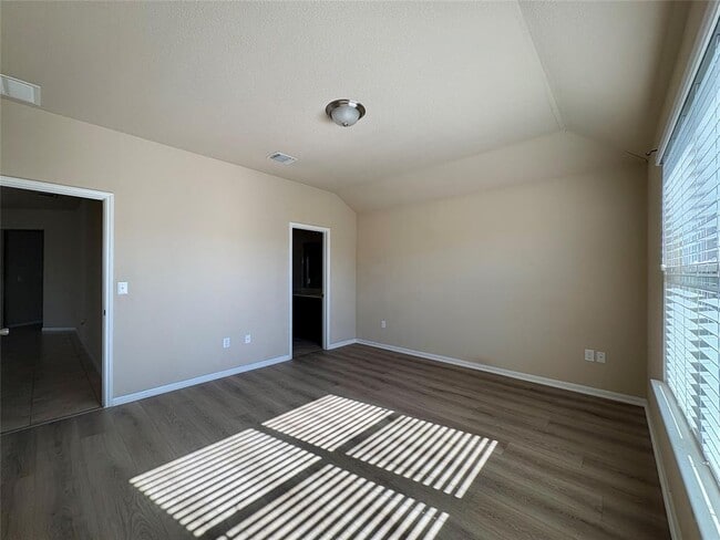 Building Photo - 2011 Langdale Ln