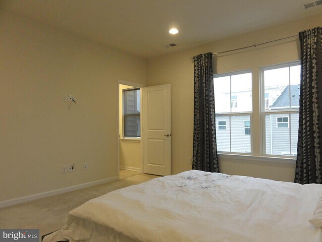 Building Photo - 606 N Atwater Dr