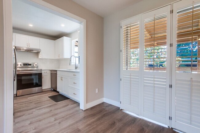 Building Photo - Gorgeous Upper Unit Condo in Fairway Knoll...