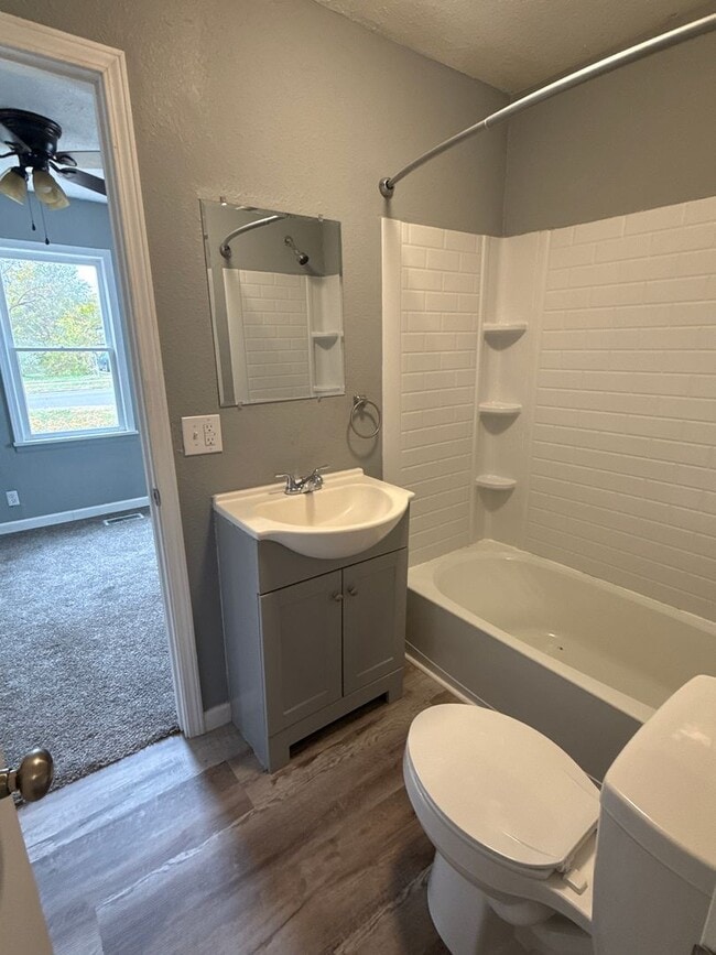 Building Photo - 3 bedroom/1 bathroom house