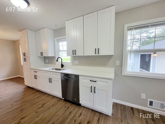 Building Photo - 697 Main St