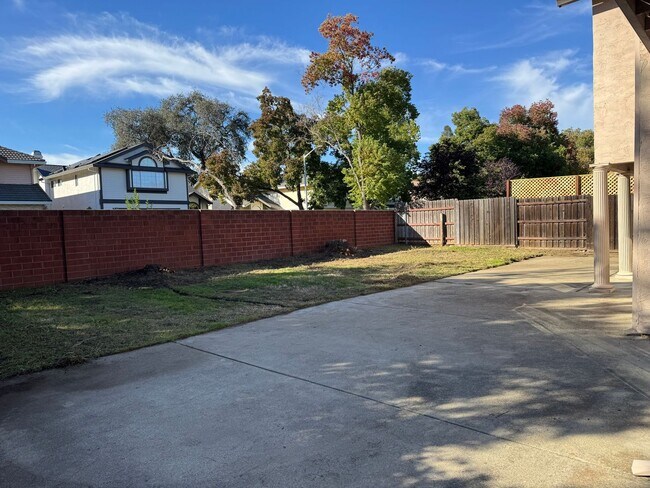 Building Photo - Roseville home with new carpet, paint, & shutters. Landscaper included!