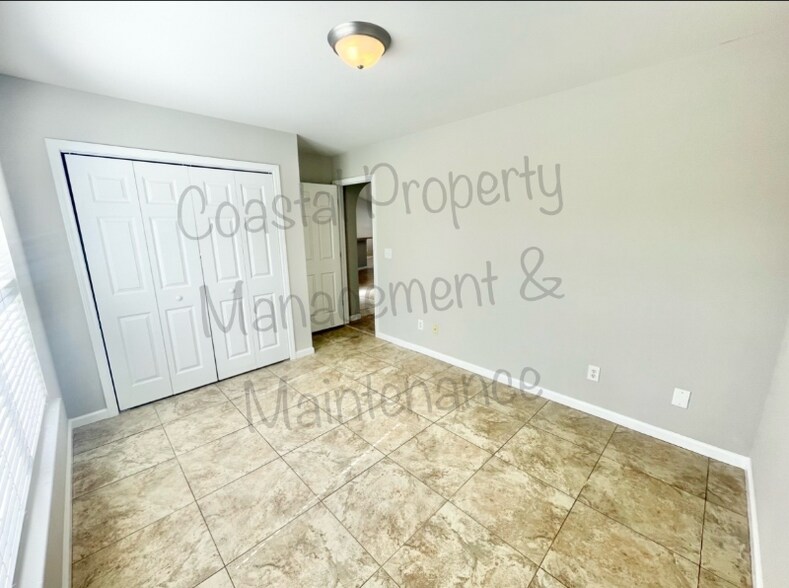 Building Photo - 1156 Great Lakes Cir