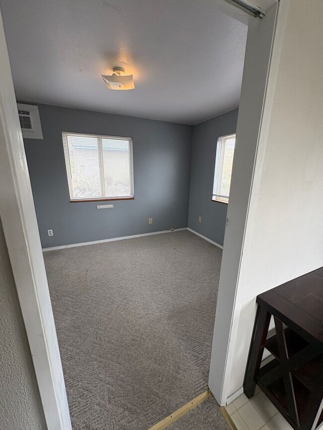 Building Photo - Above garage 1 bedroom apartment