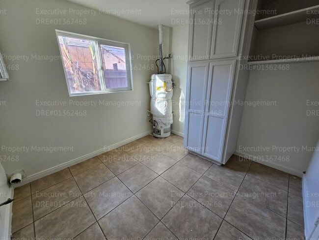 Building Photo - 3 bedroom/ 2 bathroom home