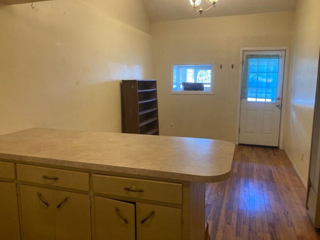 Building Photo - Charming 1 Bed / 1 Bath Apartment Near Dow...