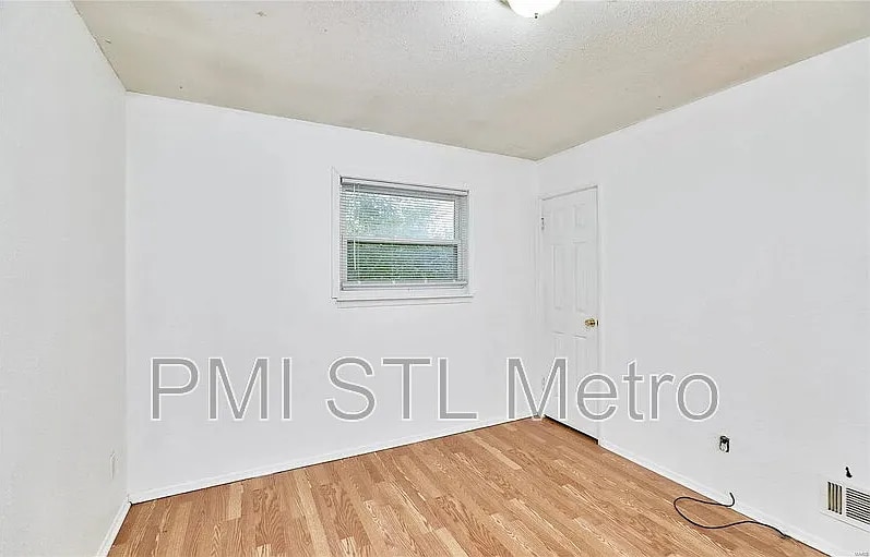 Building Photo - 1229 Lakeview Ave