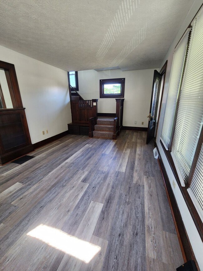 Building Photo - Beautifully Update 4 Bedroom House For Rent in Firestone Park