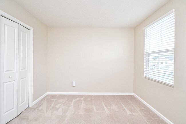 Building Photo - 5697 Julia Kate Dr