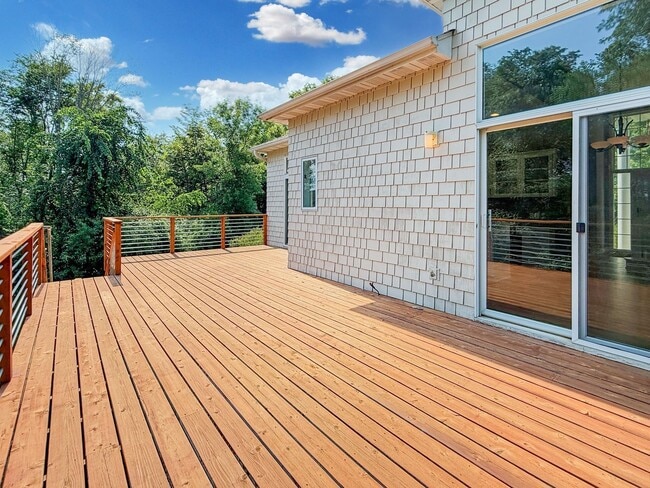 Building Photo - 3200 Lakeside Dr