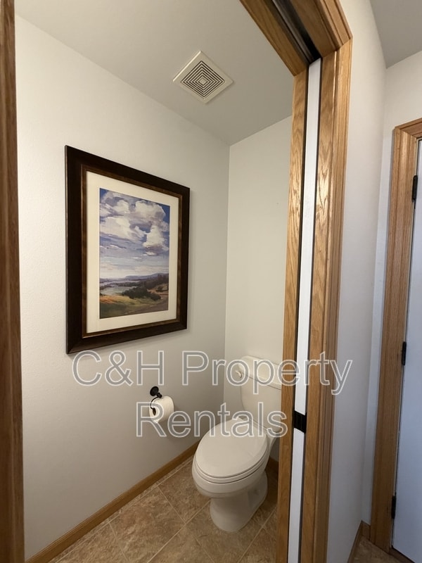 Building Photo - 574 Killarney St