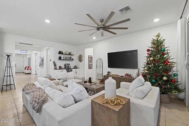 Building Photo - 36810 N Camarillo Dr