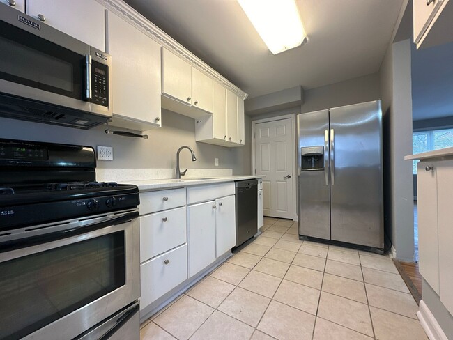 Building Photo - Three-Bedroom House In Parkville