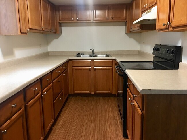 Building Photo - 533 14th Ave